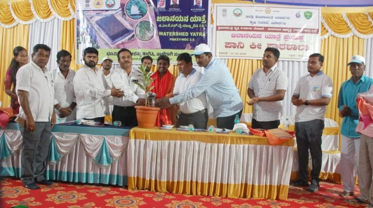 ರೈತರು‌ ಮಣ್ಣು, ನೀರಿನ ಸಂರಕ್ಷಣೆ ಮಾಡುವುದು ಅತಿ ಅವಶ್ಯಕ