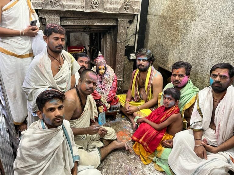 ಶ್ರೀ ಕ್ಷೇತ್ರ ಗಾಣಗಾಪುರದಲ್ಲಿ ರಂಗ ಪಂಚಮಿ ನಿಮಿತ್ಯ ದೇವರ ಸಮ್ಮುಖದಲ್ಲಿ ಸಮಸ್ತ ಅರ್ಚಕ ವರ್ಗ ಭಕ್ತರೊಡನೆ ರಂಗದ ಓಕುಳಿ ಆಡಿ ಸಂಭ್ರಮಿಸಿದರು.