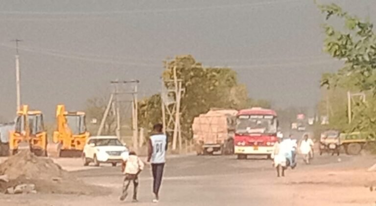 ಯಾದಗಿರಿ – ಶಹಾಪುರ ರಾಜ್ಯ ಹೆದ್ದಾರಿಯ ವಡಗೇರಾ ತಾಲೂಕಿನ ಗುಲಸರಂ ಕ್ರಾಸ್‌ನಲ್ಲಿ ಗುರುವಾರ ಸಂಜೆ ಬೀಸಿದ ಧೂಳು ಮಿಶ್ರಿತ ಭಾರೀ ಬಿರುಗಾಳಿ ಕಂಡು ಬಂದ ದೃಶ್ಯ.