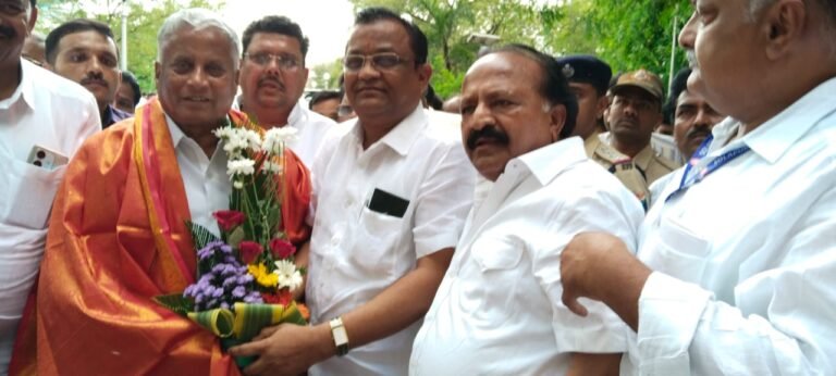 ಕಲಬುರಗಿಯ ಐವಾನ ಶಾಹಿ ಅತಿಥಿ ಗೃಹದಲ್ಲಿ ಕೇಂದ್ರ ರೇಲ್ವೆ ಖಾತೆಯ ರಾಜ್ಯ ಸಚಿವರಾದ ಸನ್ಮಾನ್ಯ ಶ್ರೀ ವಿ ಸೋಮಣ್ಣನ.