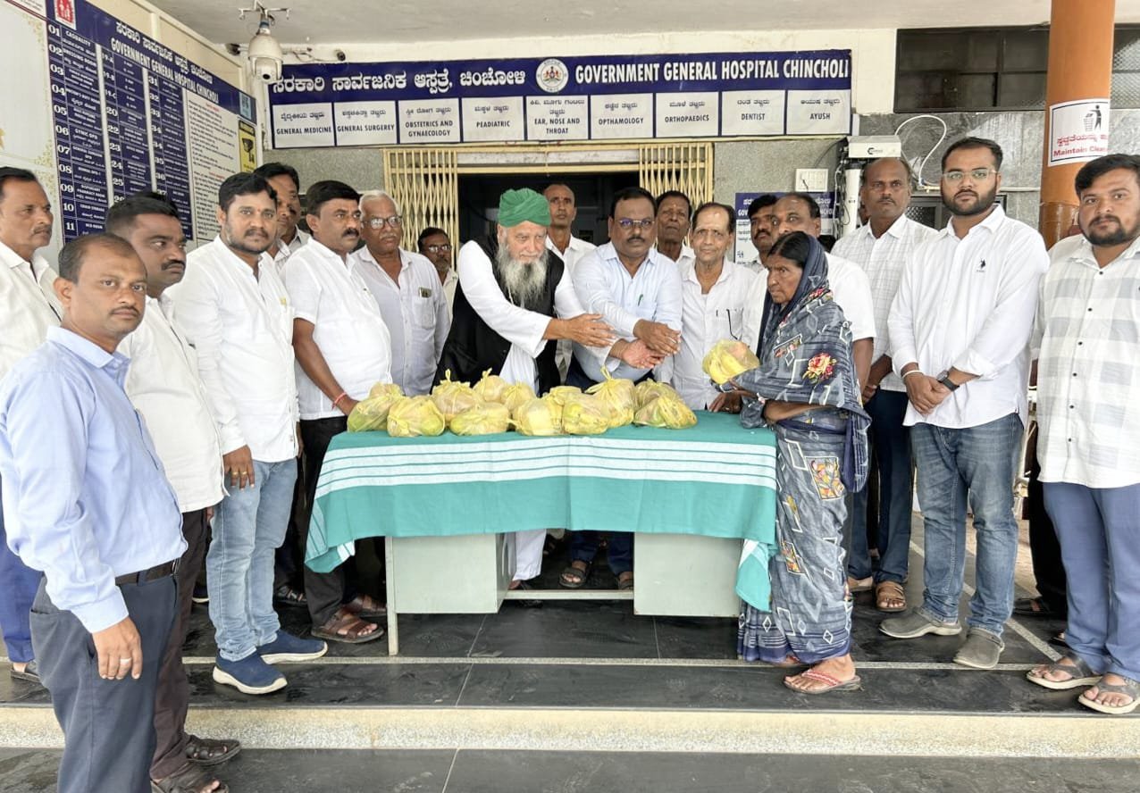 ಚಿಂಚೋಳಿ ಪಟ್ಟಣದ ಚಂದಾಪುರದ ಸಾರ್ವಜನಿಕರ ಸರ್ಕಾರಿ ಆಸ್ಪತ್ರೆಯಲ್ಲಿ&nbsp; ವೀರಶೈವ ಸಮಾಜದ ವತಿಯಿಂದ ಆಸ್ಪತ್ರೆಯಲ್ಲಿ ರೋಗಿಗಳಿಗೆ ಹಣ್ಣು ಹಂಪಲುಗಳನ್ನು ವಿತರಣೆ ಕಾರ್ಯಕ್ರಮ.