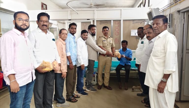 ಡಾ. ಚೆನ್ನವೀರ ಶಿವಾಚಾರ್ಯರು ಸಂಸ್ಥಾನ ಮಠ ಹಾರಕೂಡ -ಚಿಂಚೋಳಿ ಅವರ 63ನೇ ಜನ್ಮದಿನೋತ್ಸವದ ಅಂಗವಾಗಿ ಆಸ್ಪತ್ರೆಯ ರೋಗಿಗಳಿಗೆ.